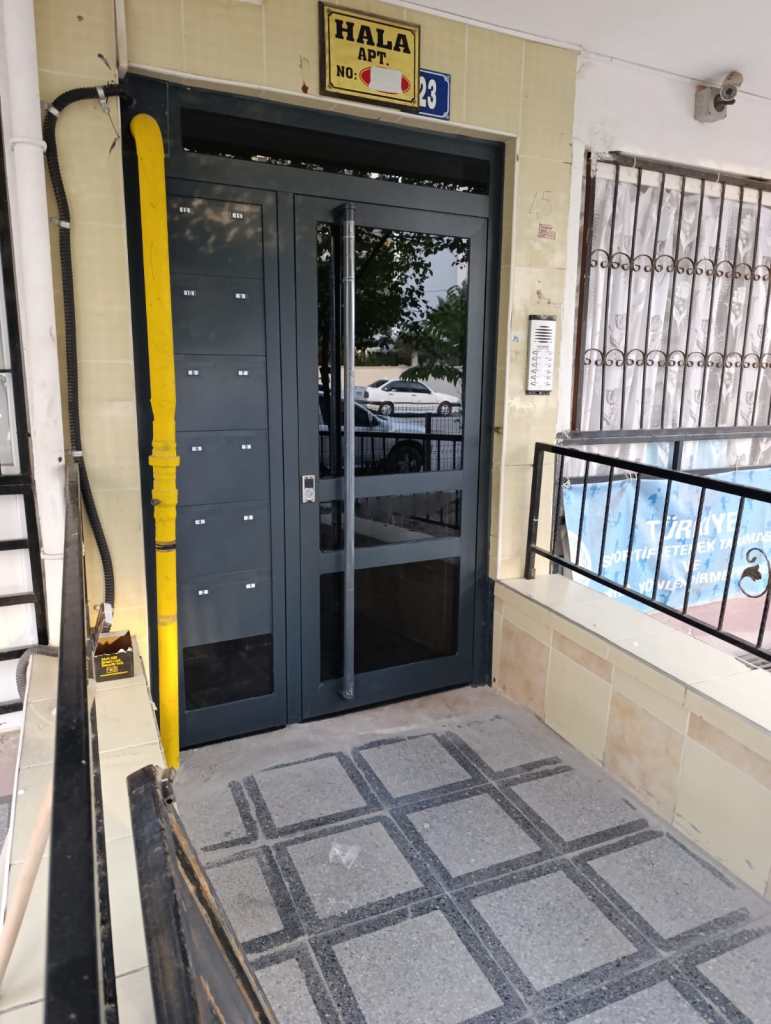 Posta kutulu apartman bina giriş kapıları